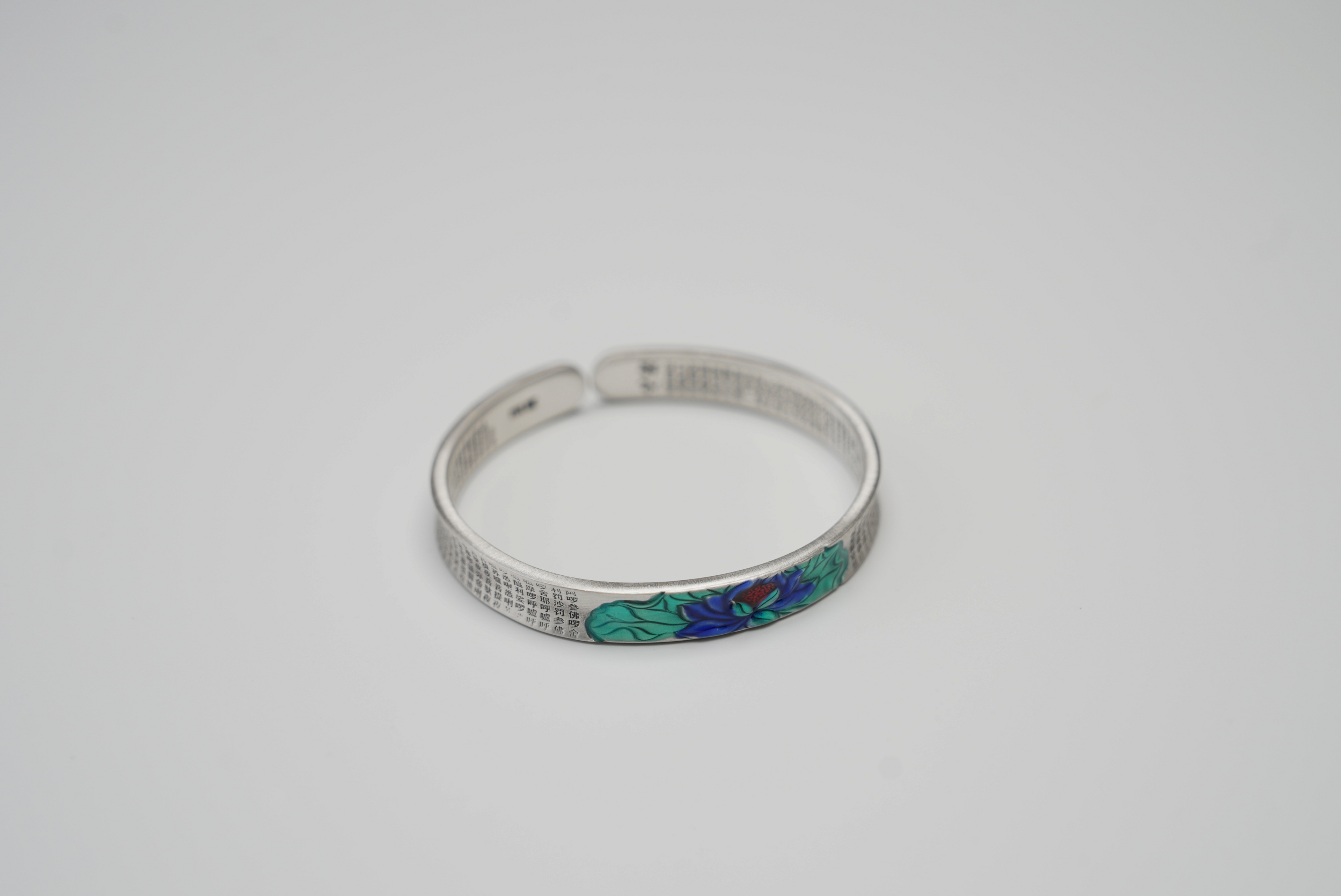 Mantra-Lotus Silver-Circle